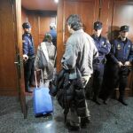 Controladores reunidos en el Hotel Convención, en Madrid, protegidos por la Policía