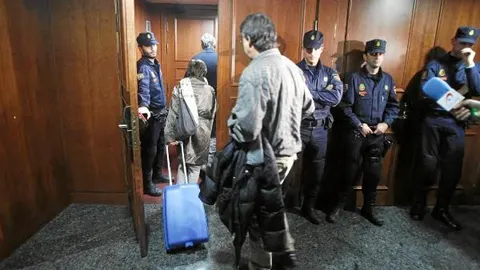 Controladores reunidos en el Hotel Convención, en Madrid, protegidos por la Policía