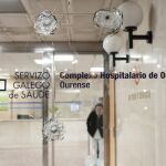 Puerta de entrada del Hospital Universitario de Ourense, donde se observan los impactos de bala.
