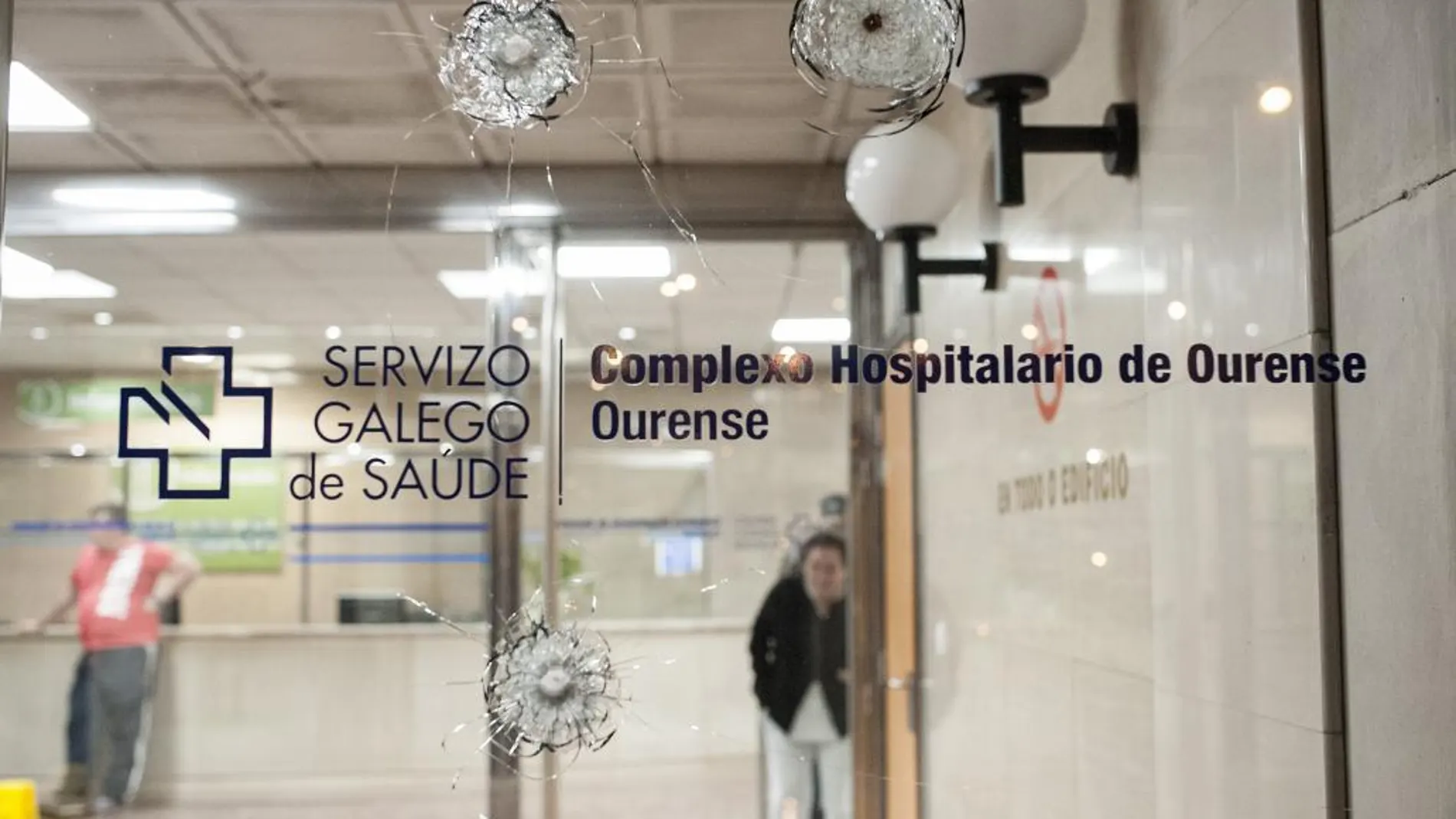 Puerta de entrada del Hospital Universitario de Ourense, donde se observan los impactos de bala.