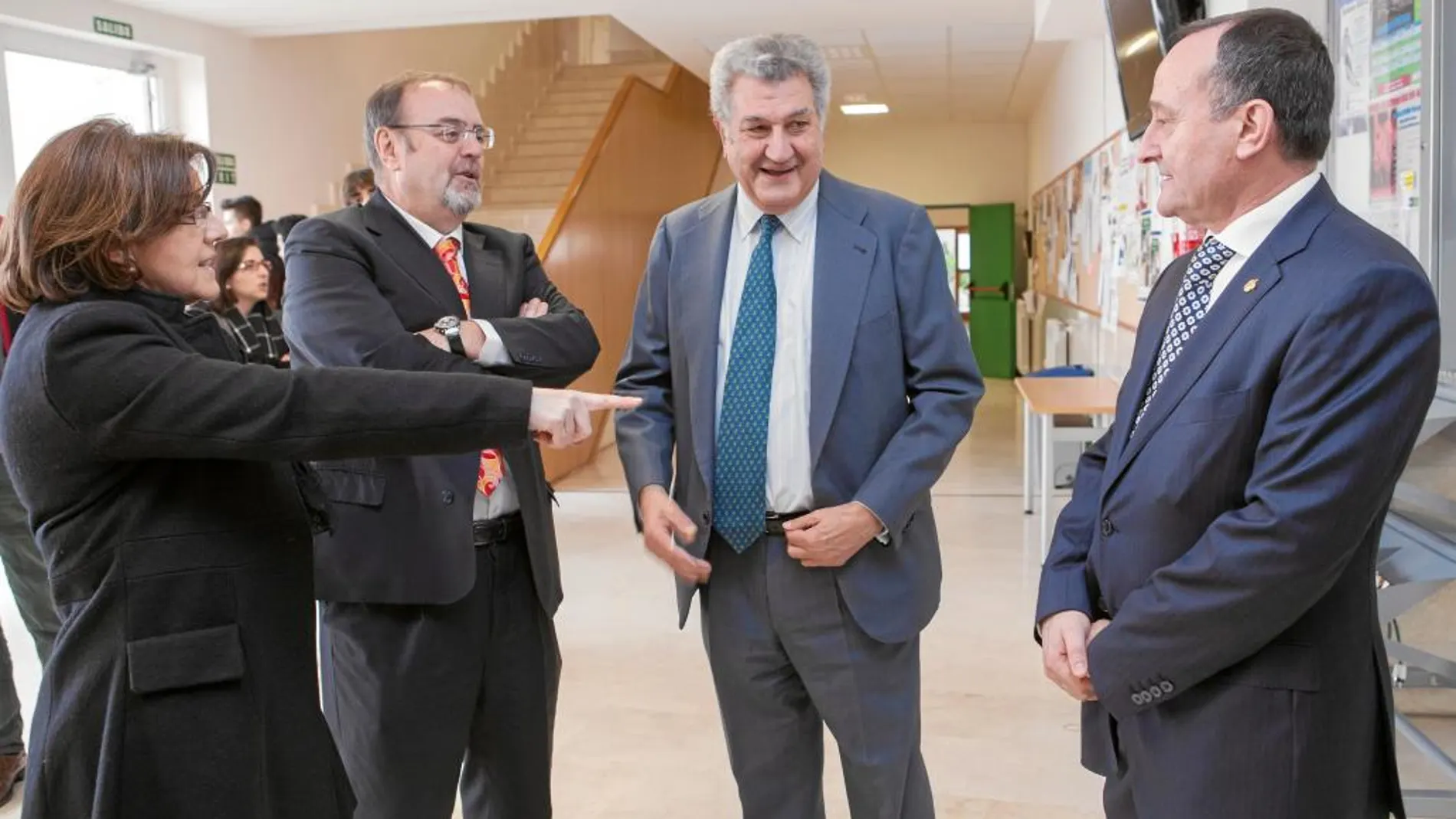 El consejero Fernando Rey conversa con el rector Daniel Miguel, Jesús Posada y María del Mar Angulo