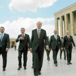 El presidente Recep Tayyip Erdogan, junto a los dos ministros sancionados, Süleyman Soylu y Abdülhamit Gül Agraria en Córcega / Reuters