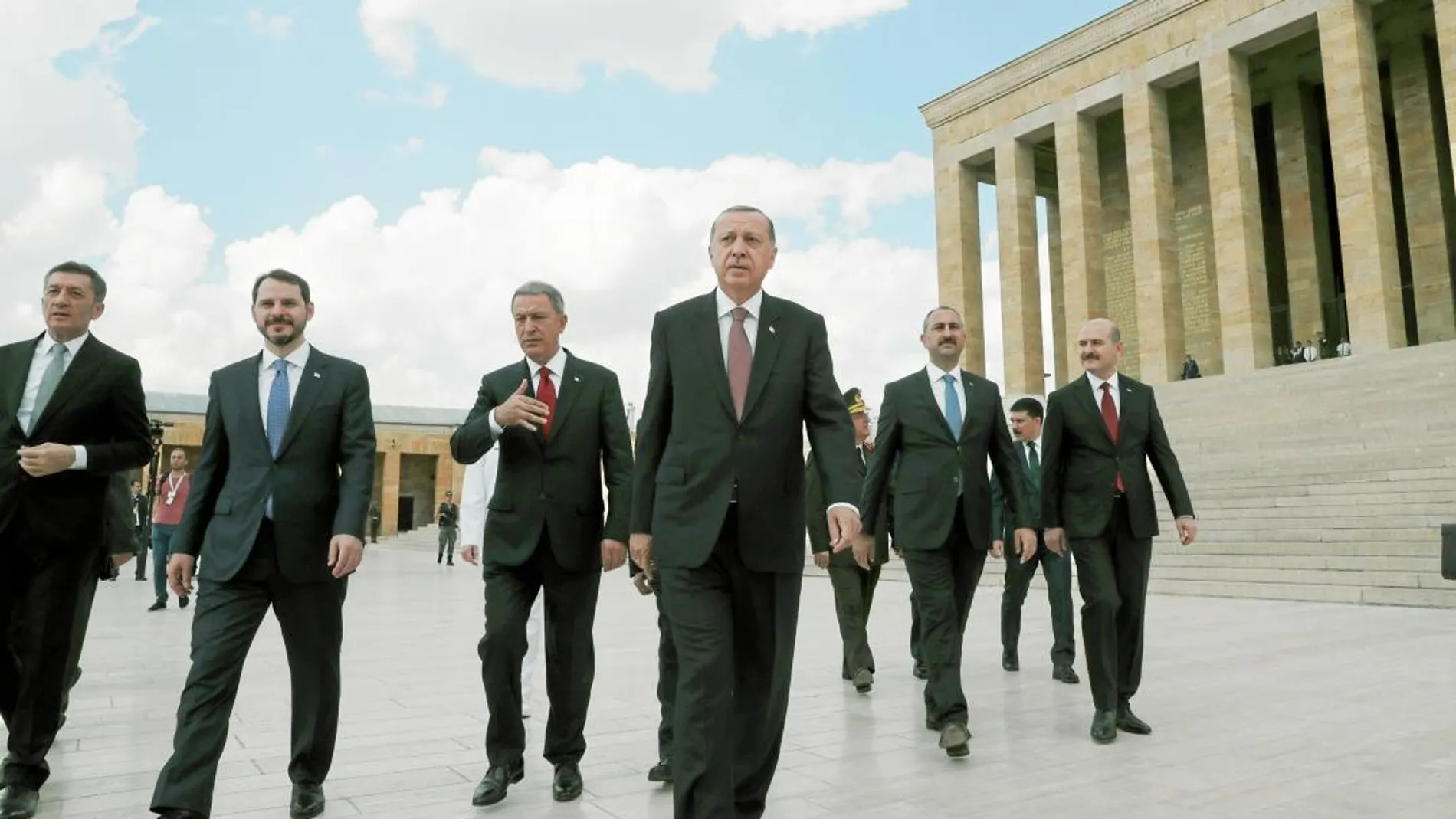 El presidente Recep Tayyip Erdogan, junto a los dos ministros sancionados, Süleyman Soylu y Abdülhamit Gül Agraria en Córcega / Reuters