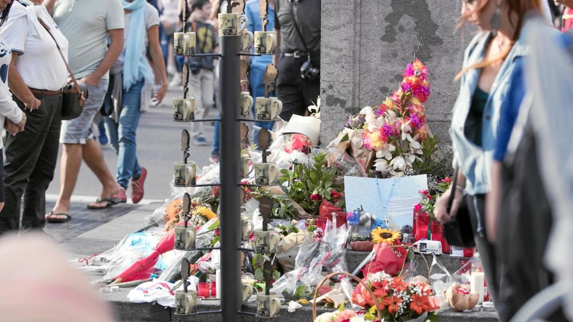 Fue especialmente emotivo el aspecto de La Rambla de Barcelona durante los días posteriores al atentado, con centenares de velas y flores depositadas en la calle
