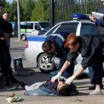 Los investigadores examinan el cuerpo de una víctima de una pelea masiva cerca del cementerio Khovanskoye, en el suroeste de Moscú