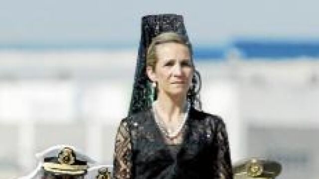 La Infanta Elena entrega la bandera de combate a la «Méndez Núñez»
