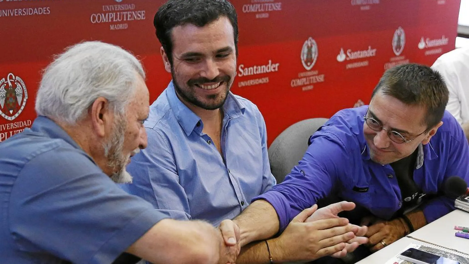 Anguita, Garzón y Monedero, en un momento de distensión antes de que empezaran el debate