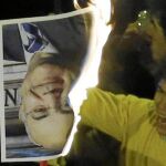 Un radical quema la foto del juez