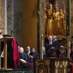 Francisco con los obispos en la Catedral de San Mateo de Washington