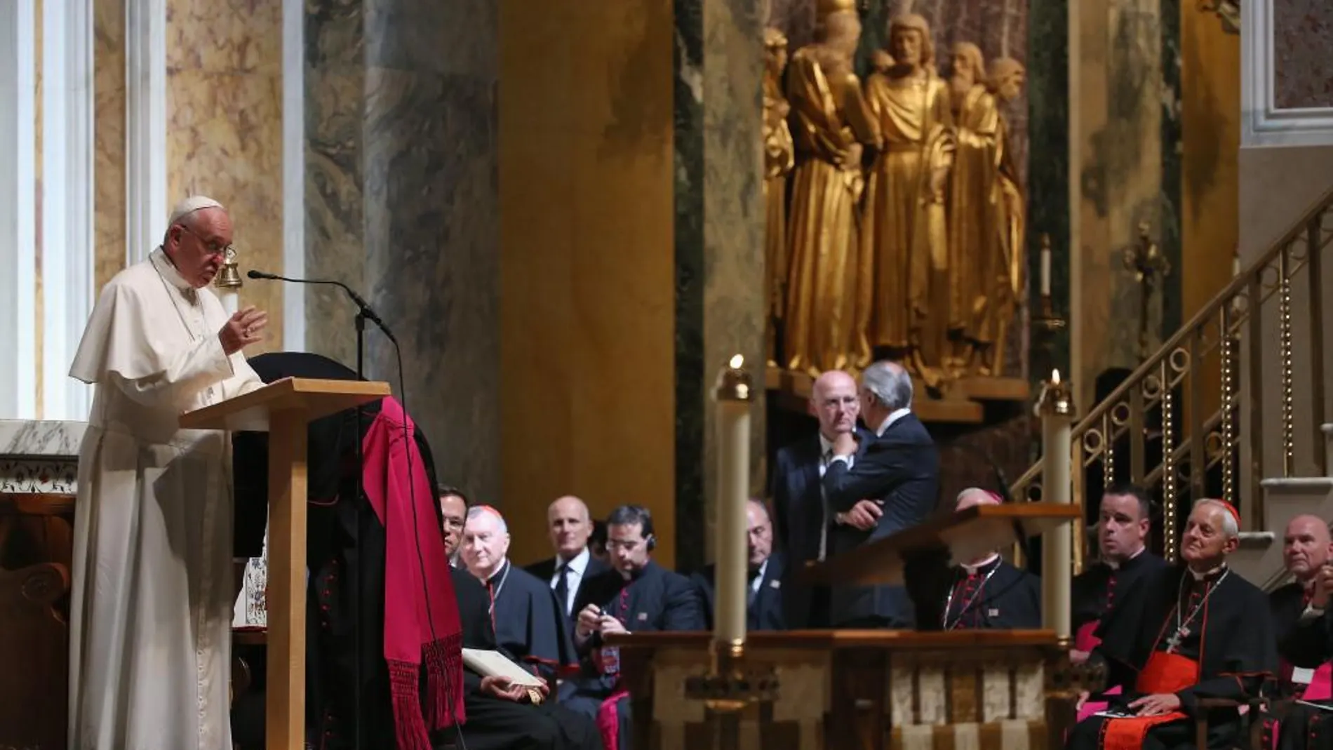 Francisco con los obispos en la Catedral de San Mateo de Washington