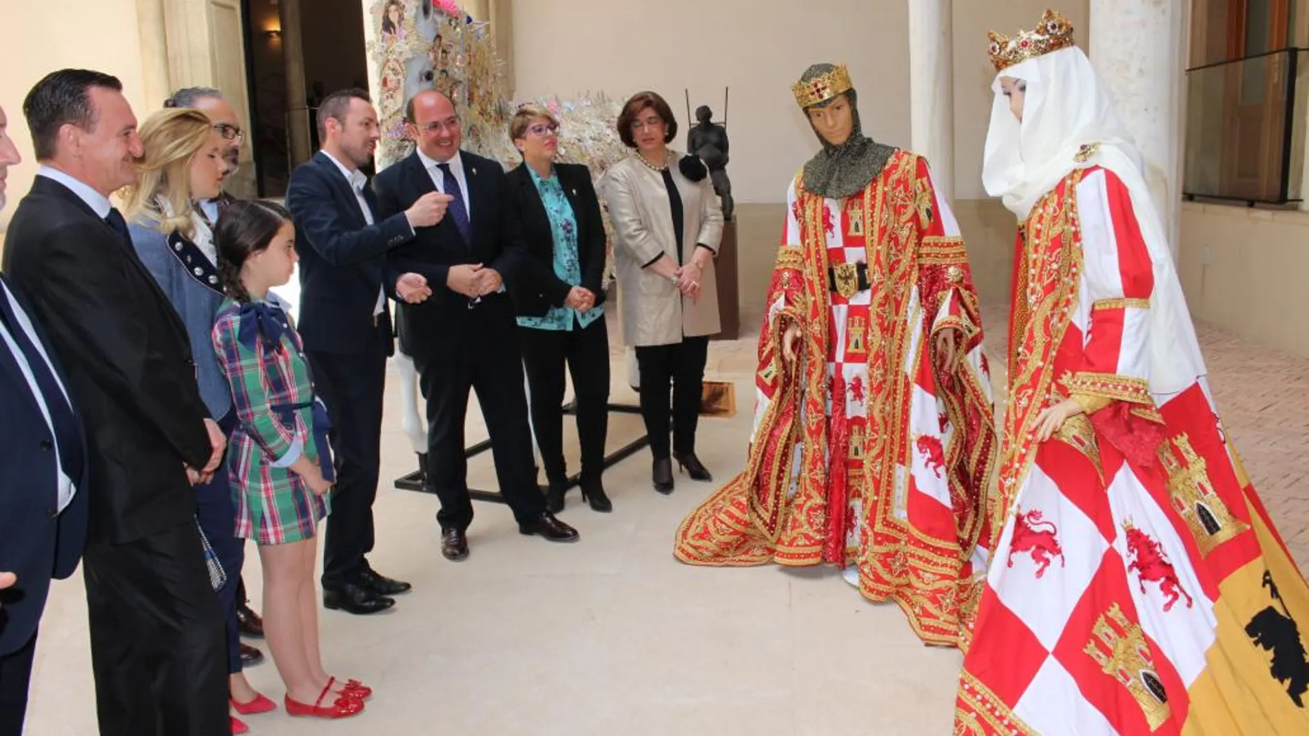 El presidente, Pedro Antonio Sánchez, conoció los mantos de los trajes cristianos