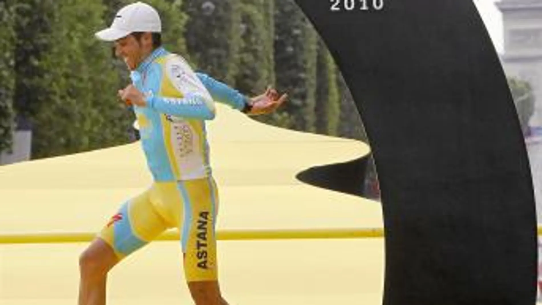 Alberto Contador asciende en julio pasado al primer escalón del Tour; la AMA está empeñada en que lo baje