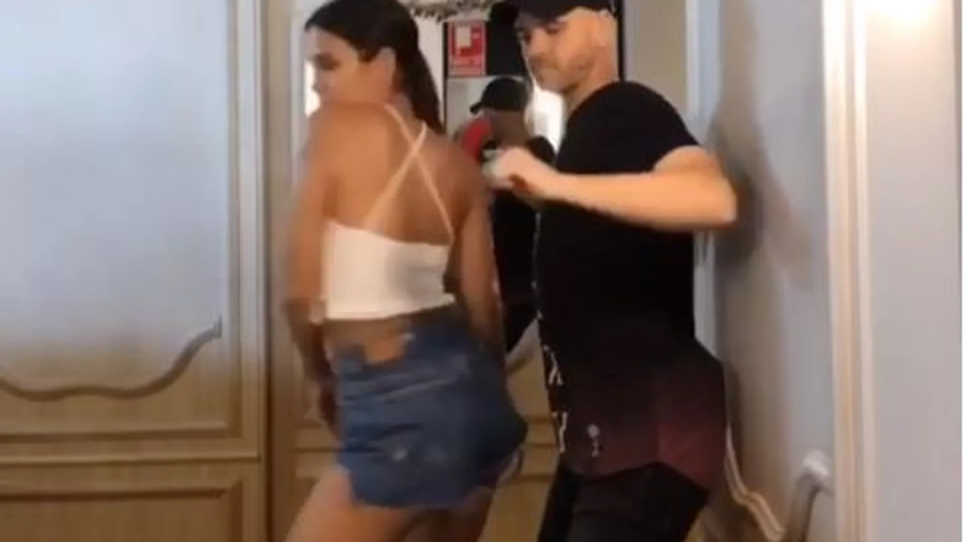 En el clip se los observa bailando al ritmo de Ya no quiero ná, una de las canciones del verano.