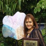 Pie de foto: Patricia Larrea, mostrando la placa que recibió en Guayaquil-Ecuador. «La Aurora Gloriosa»
