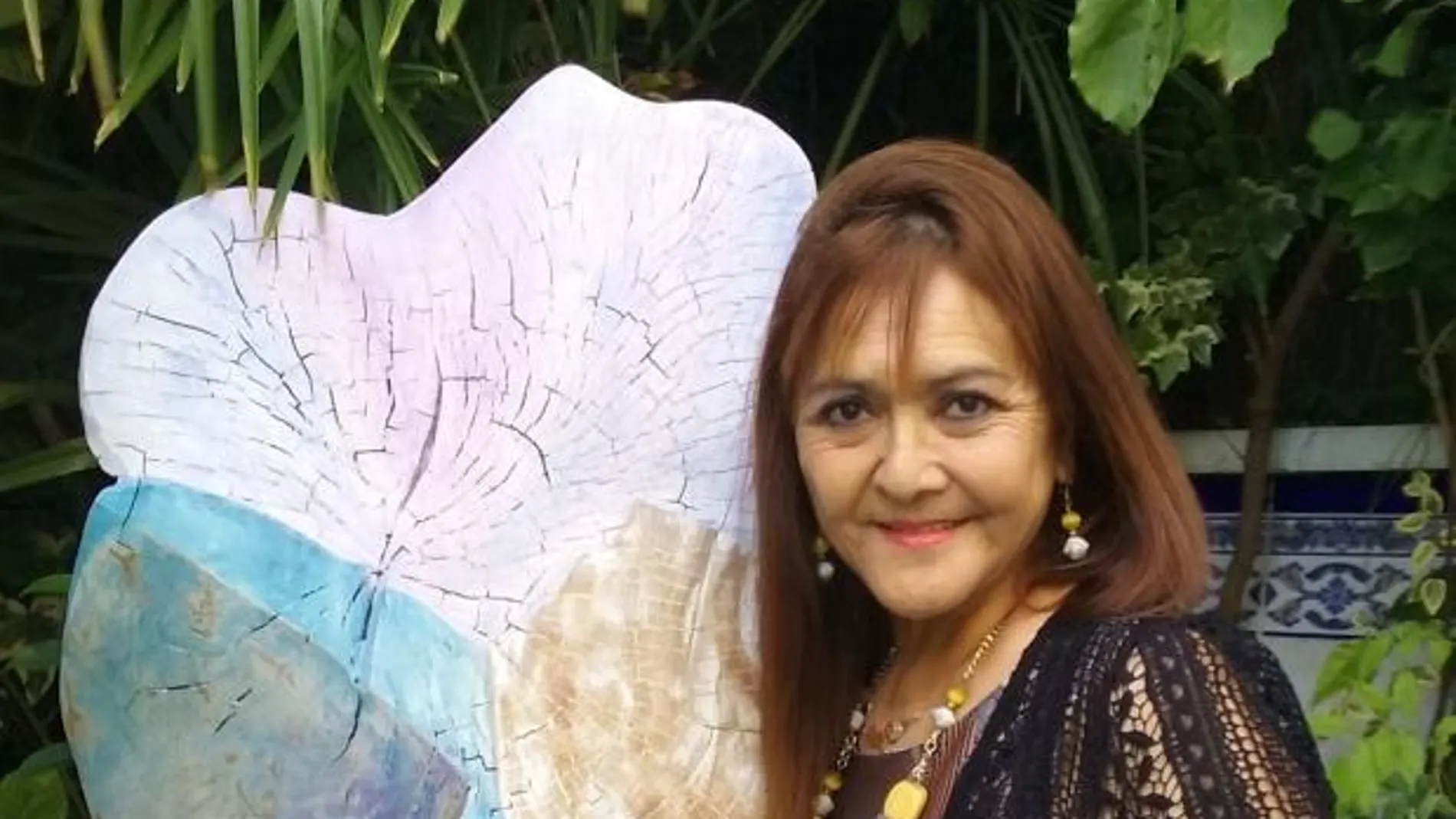 Pie de foto: Patricia Larrea, mostrando la placa que recibió en Guayaquil-Ecuador. «La Aurora Gloriosa»