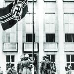 Soldados alemanes (izquierda) y soviéticos (derecha) saludan, en septiembre de 1939, a la bandera con la esvástica nazi en la celebración de la demarcación de fronteras en Brest-Litovsk