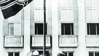 Soldados alemanes (izquierda) y soviéticos (derecha) saludan, en septiembre de 1939, a la bandera con la esvástica nazi en la celebración de la demarcación de fronteras en Brest-Litovsk