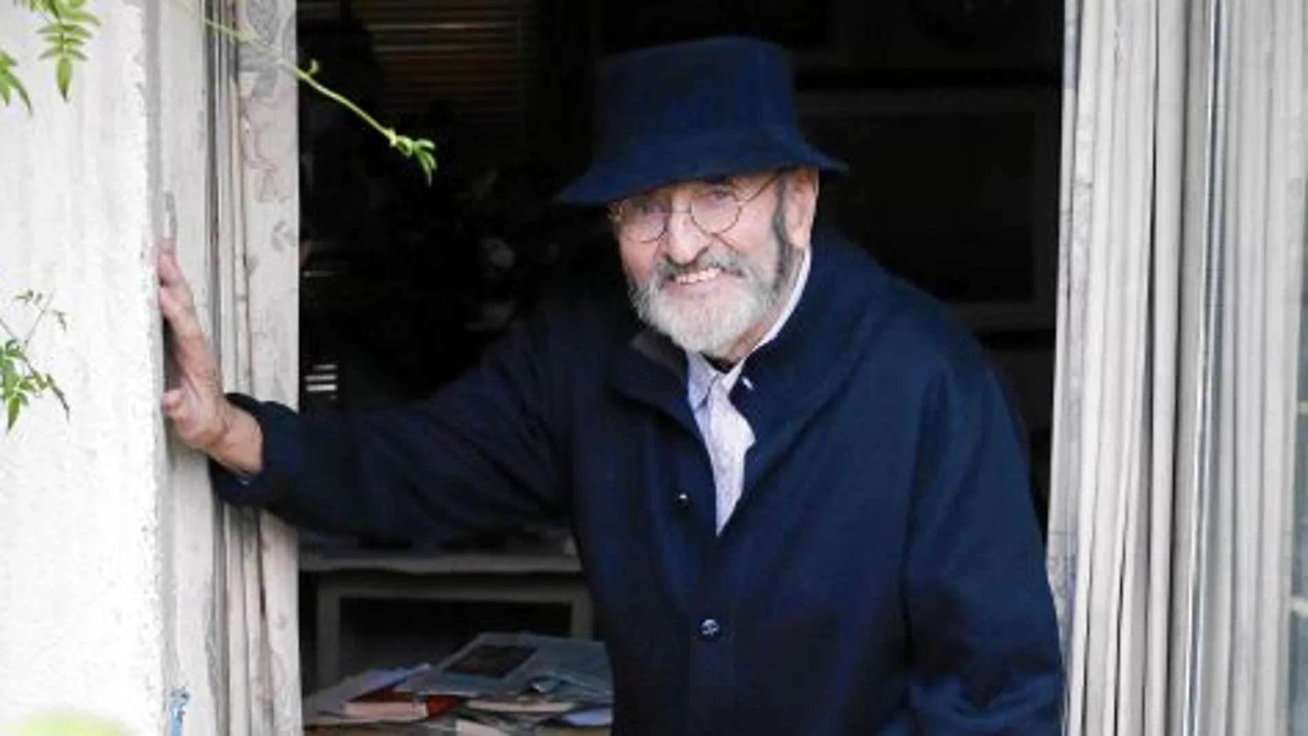 El autor, que recibió a la Prensa en su domicilio de Madrid, y donde se encajó su sombrero «calvinista»