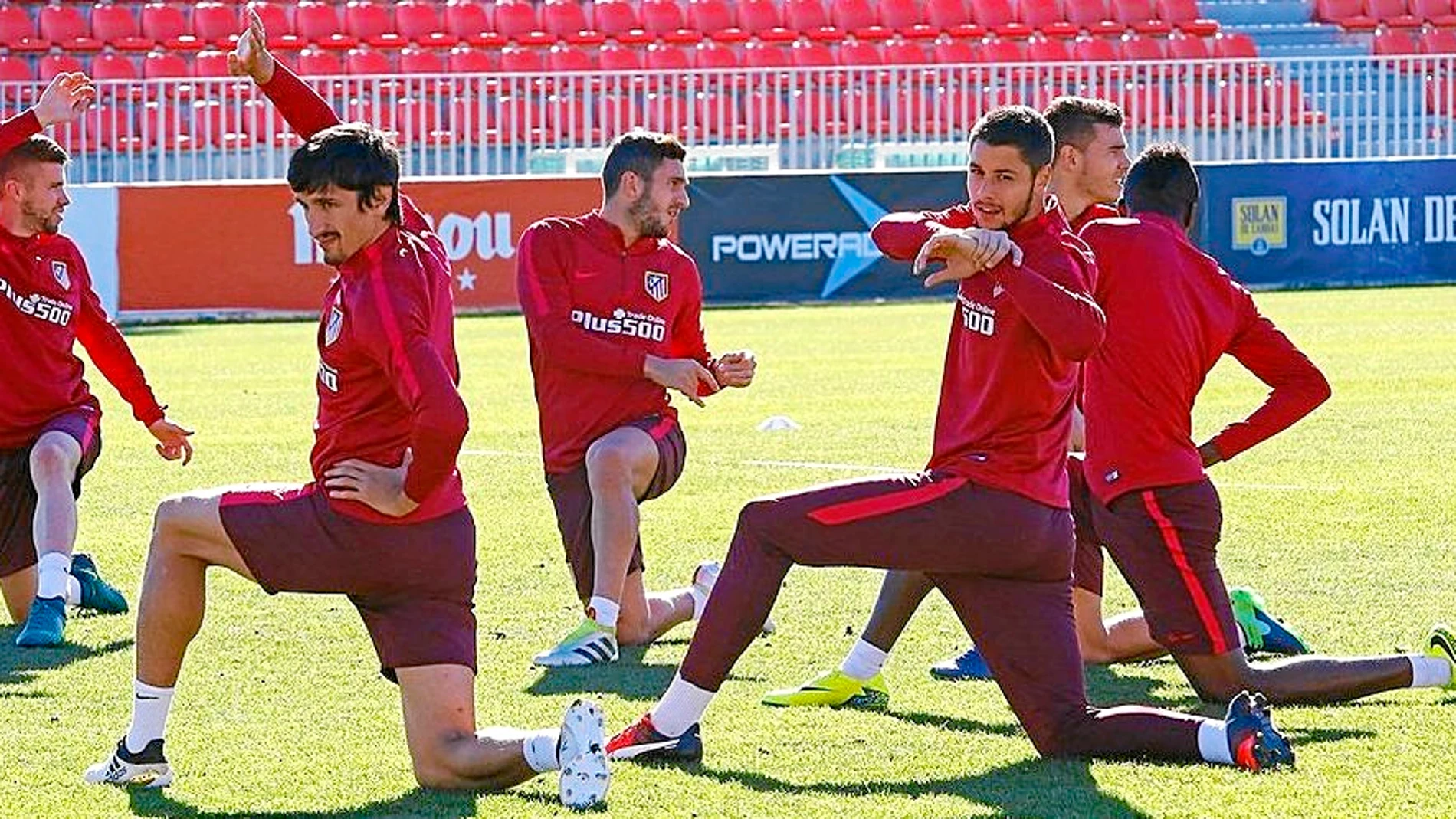 Koke, en el centro de la imagen, durante el entrenamiento de ayer en el Cerro del Espino