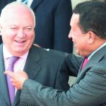 El ministro de Asuntos Exteriores, Miguel Ángel Moratinos, en presencia del presidente venezolano Hugo Chávez, ayer, en el Palacio de Miraflores