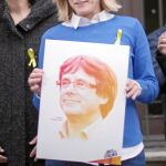 Elsa Artadi, sujetando el cartel de Carles Puigdemont en campaña electoral