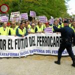 La Plataforma Social en Defensa del Ferrocarril de Ávila, en una protesta a las puertas de La Moncloa
