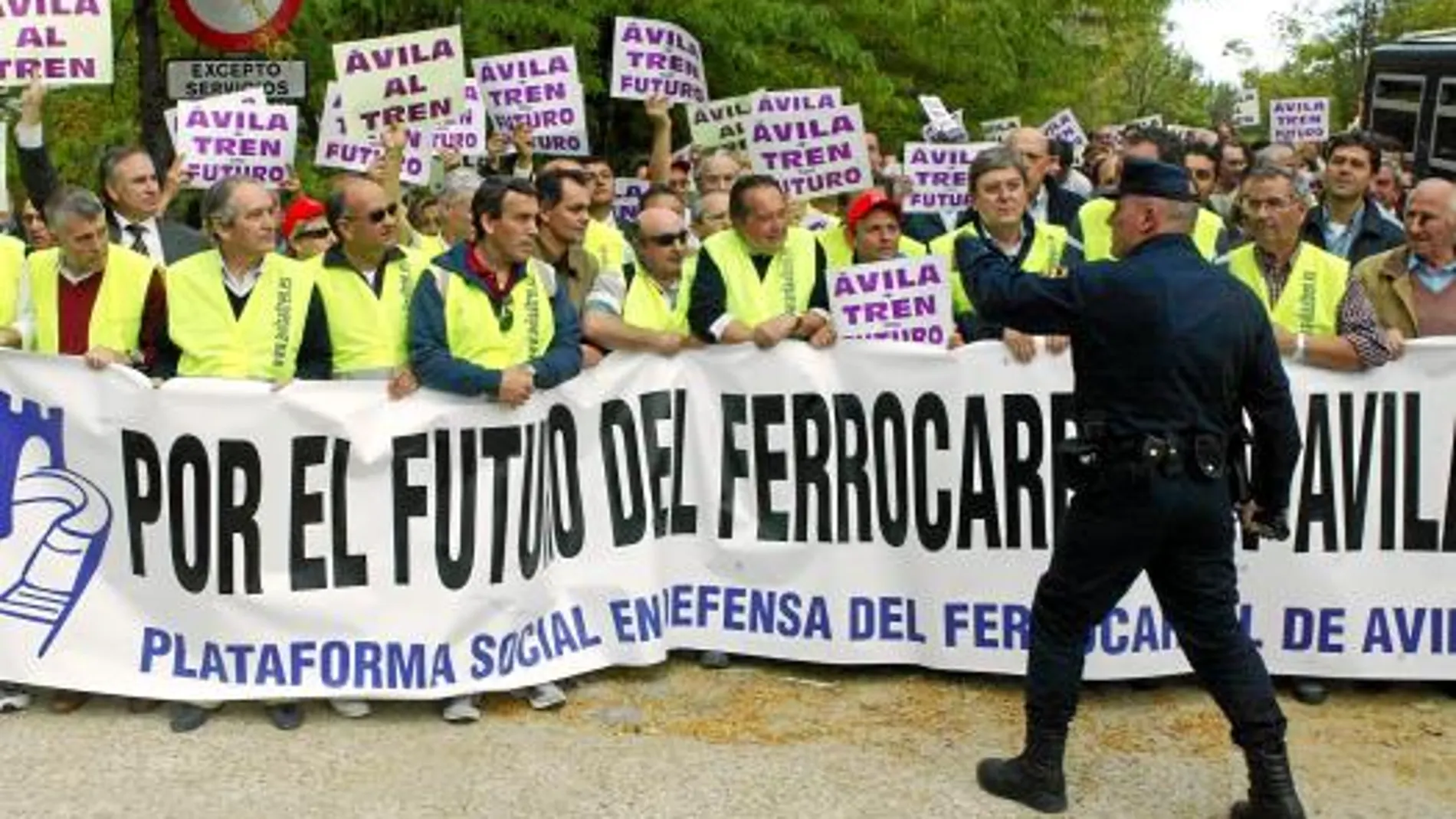 La Plataforma Social en Defensa del Ferrocarril de Ávila, en una protesta a las puertas de La Moncloa