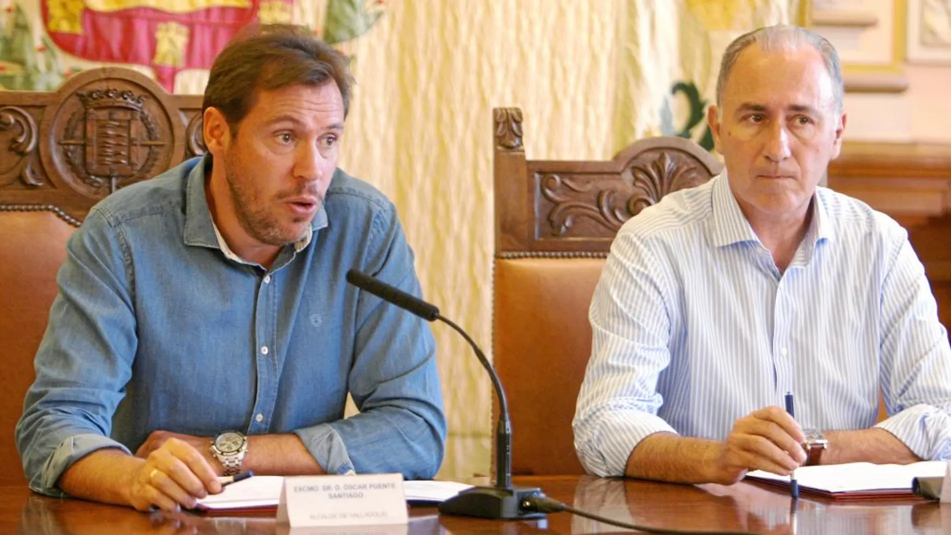 El socialista Óscar Puente presenta el Plan de Empleo para Valladolid en compañía del concejal de Hacienda, Antonio Gato