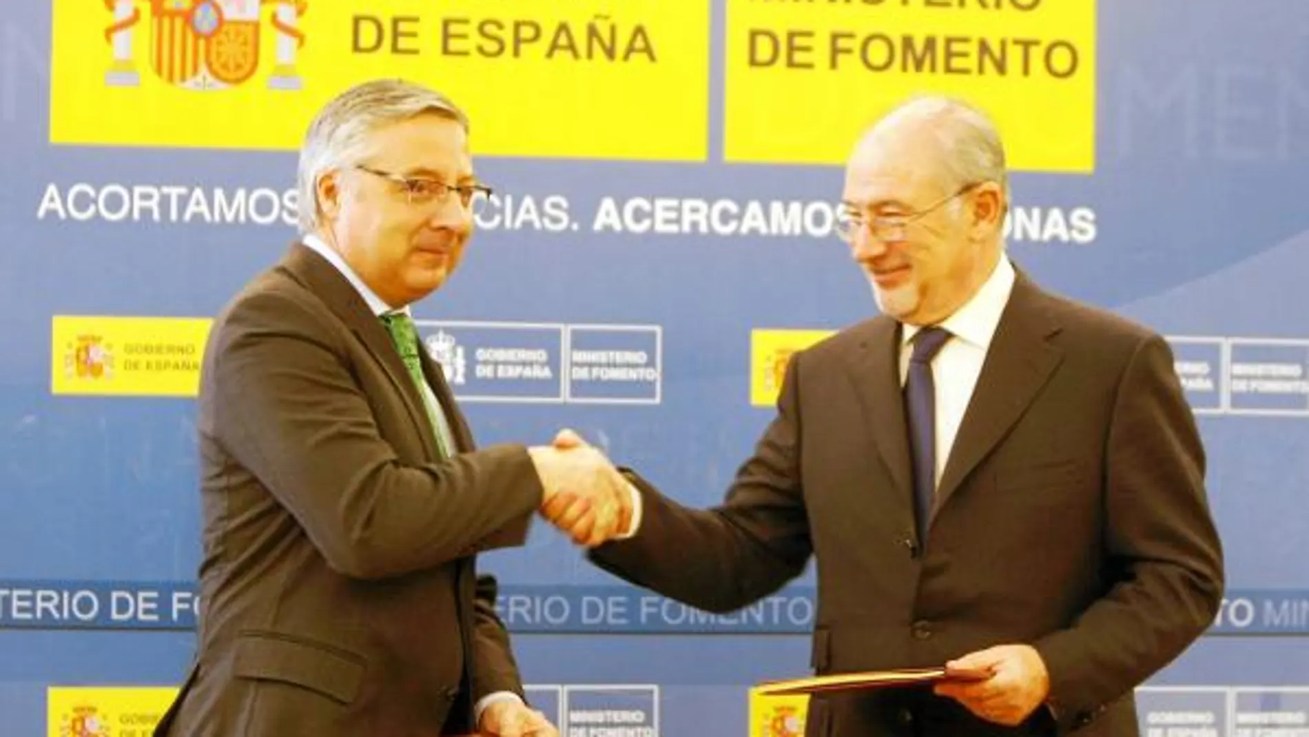 El ministro de Fomento, José Blanco, y el presidente de Caja Madrid, Rodrigo Rato, firmaron ayer un acuerdo para que la Sociedad Pública de Alquiler (SPA) gestione 191 viviendas de la entidad