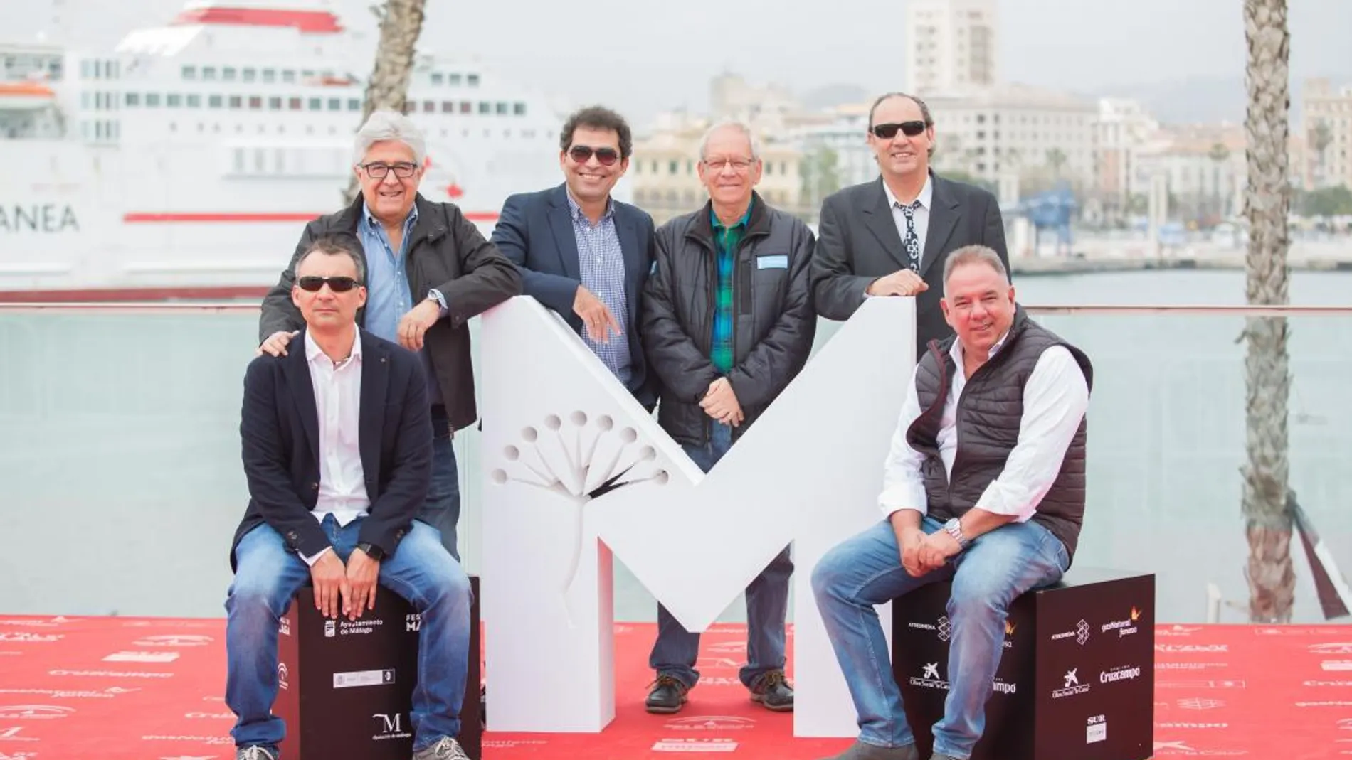 Los actores, Vladimir Cruz (3i) y Jesús Prieto (2d) posan junto al director Gerardo Chijona (3d), el guionista Alejandro Hernández (i), y los productores Danilo León (d) y Jose María Morales (2i) en la presentación de la película "Los Buenos Demonios"