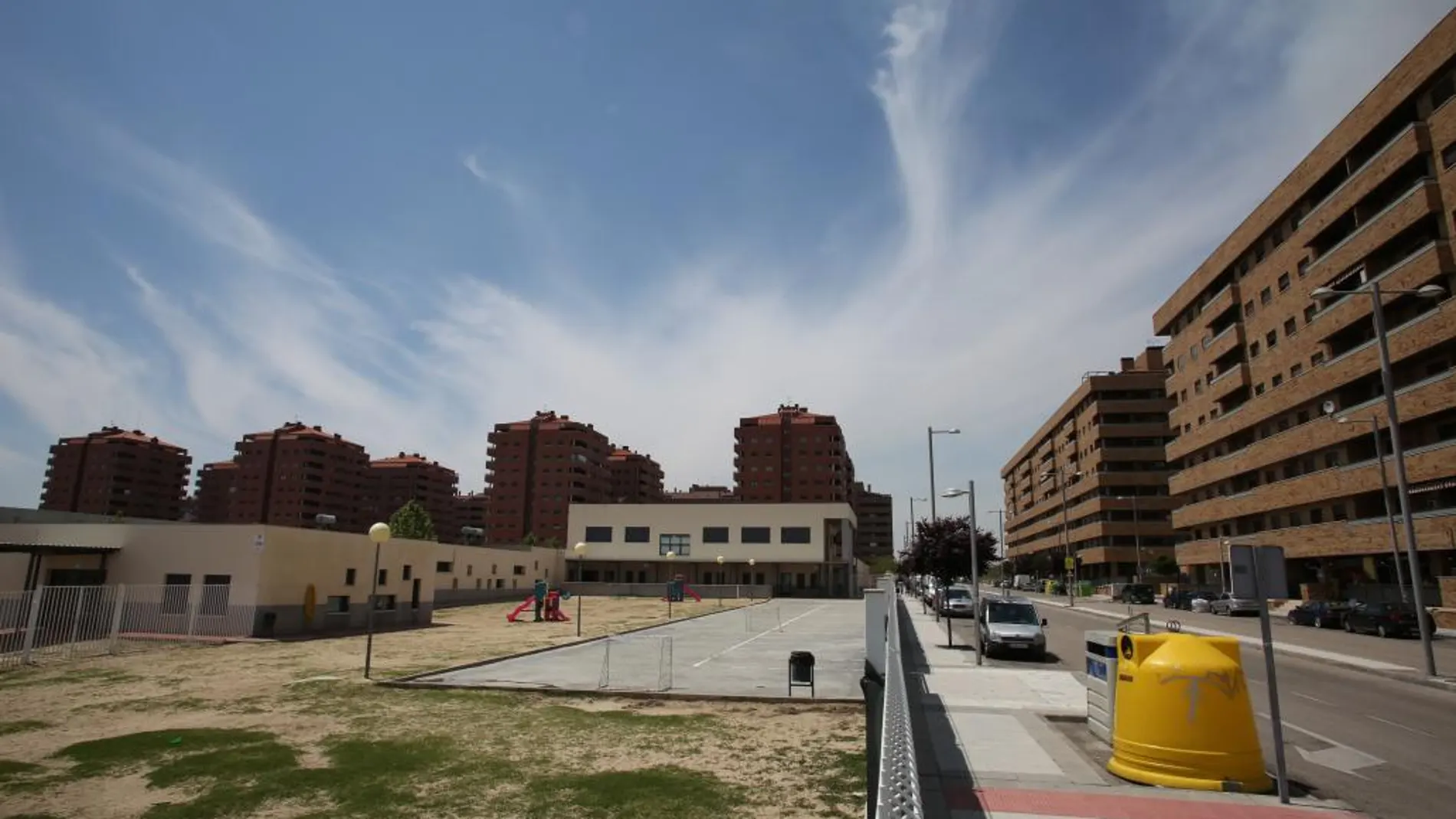 Imagen del colegio situado en la urbanización El Quiñón, que permanecerá cerrado.