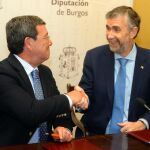 César Rico junto con el rector de la universidad burgalesa, Manuel Pérez