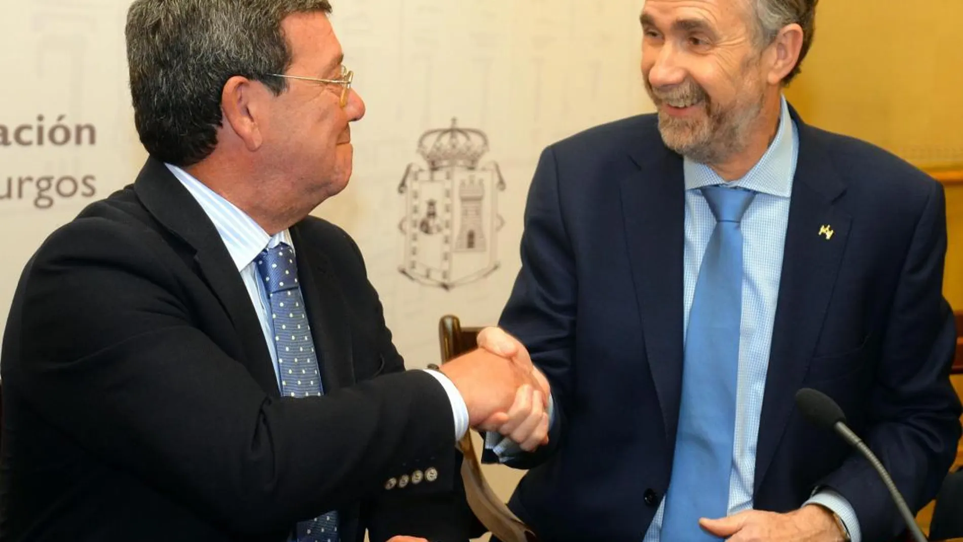 César Rico junto con el rector de la universidad burgalesa, Manuel Pérez