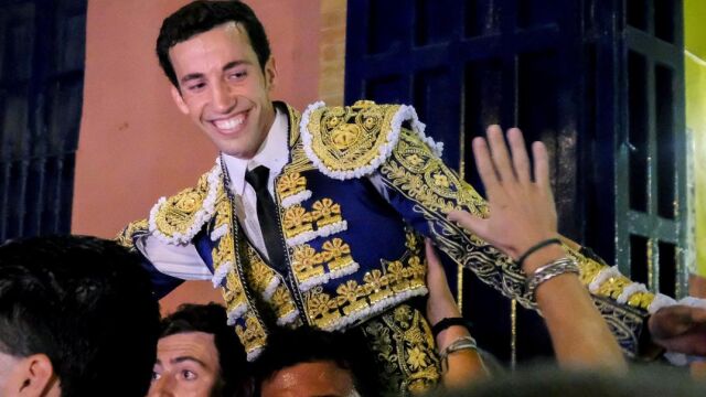 El diestro David de Miranda sale a hombros por la puerta grande en la Feria de Colombinas de Huelva / EFE