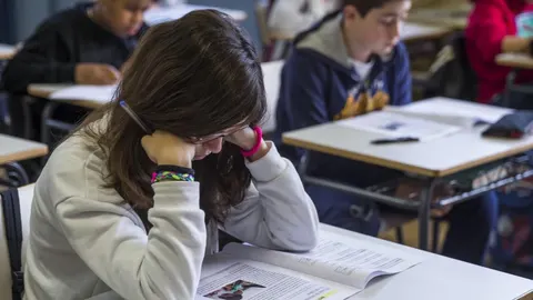 Alumnos del Colegio Palacio Valdés de Madrid al inicio de la prueba final de sexto de Primaria que, según establece la Lomce