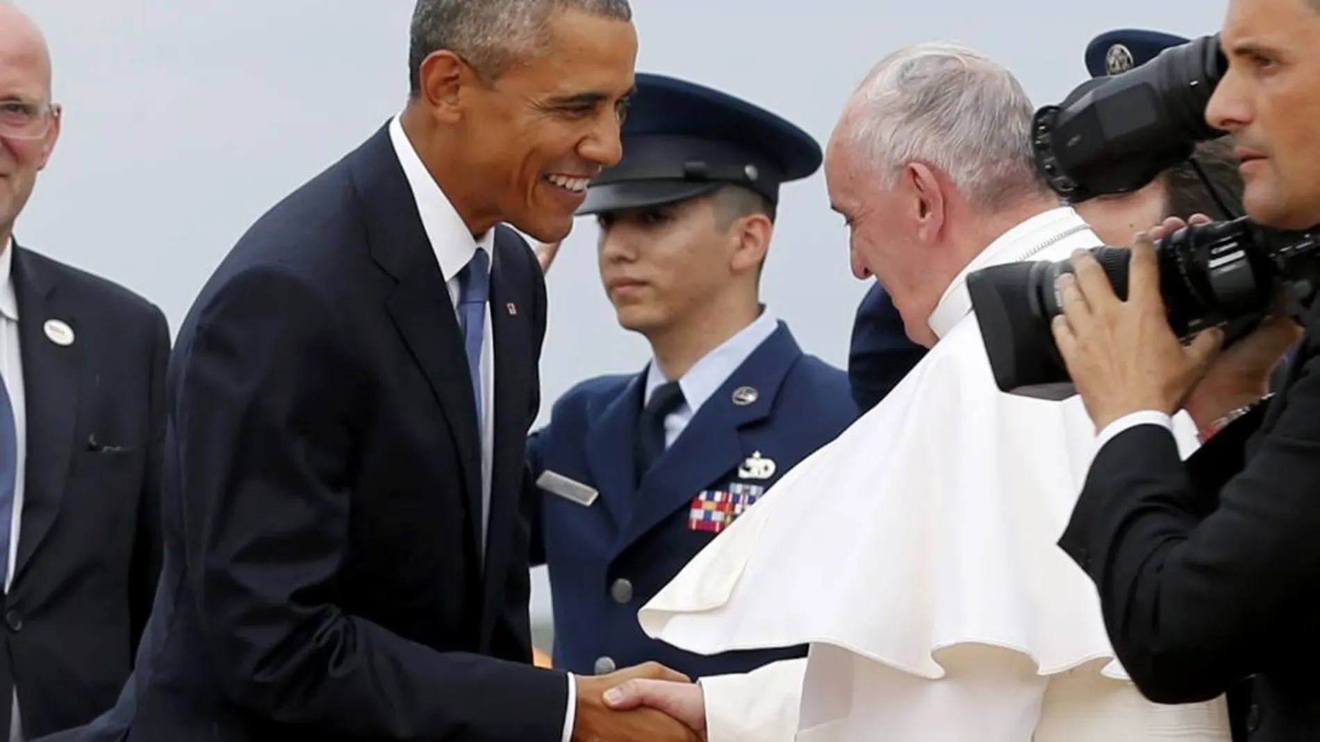 Barack Obama da la bienvenida al Papa Francisco a su llegada a Washington