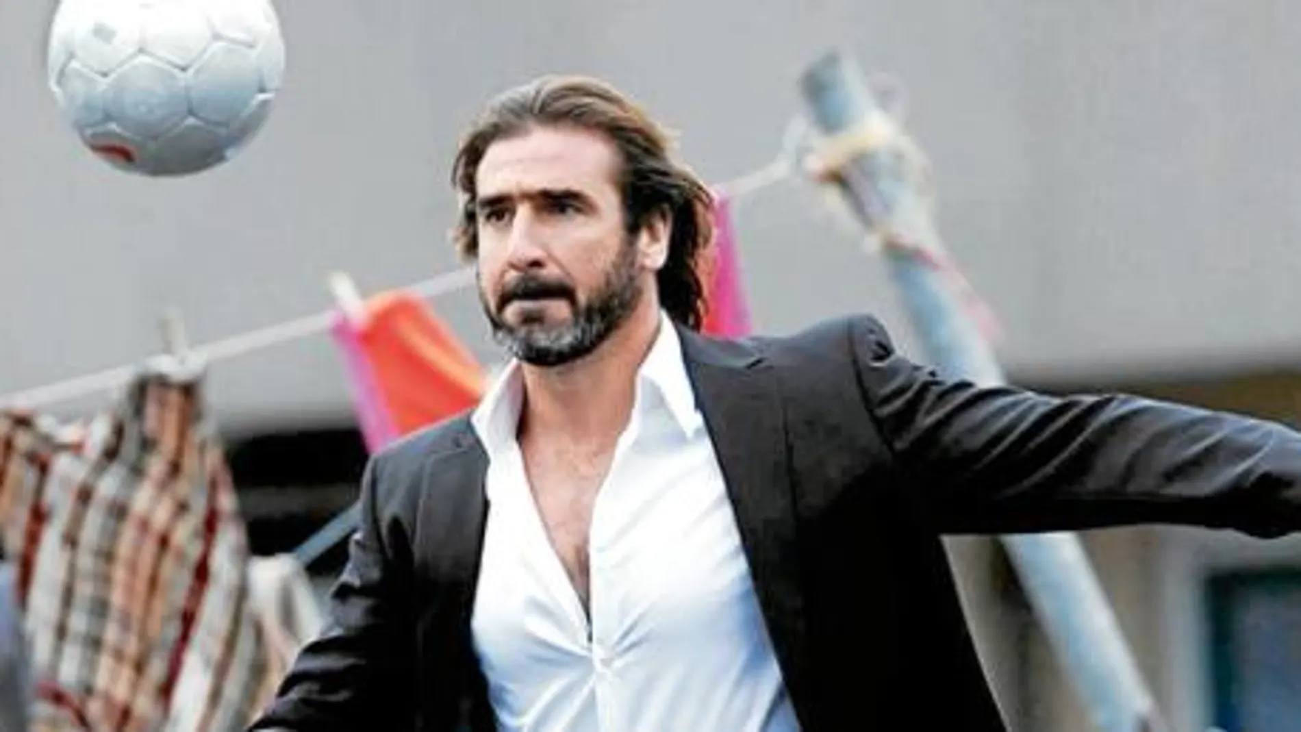 Eric Cantona, que jugó en el Manchester United y ahora es actor, quiere convertirse en un líder popular