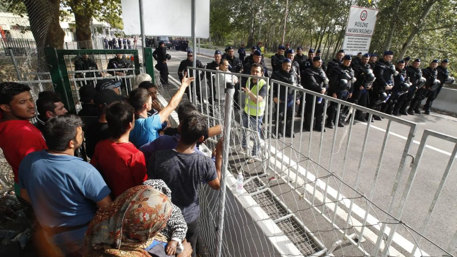 Refugiados esperan en la frontera con Hungría en Horgos (Serbia)