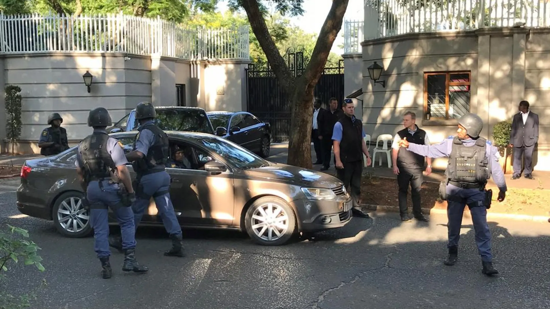 Miembros de la unidad policial especial participan en el registro de una propiedad de la familia Gupta en Johannesburgo (Sudáfrica) hoy