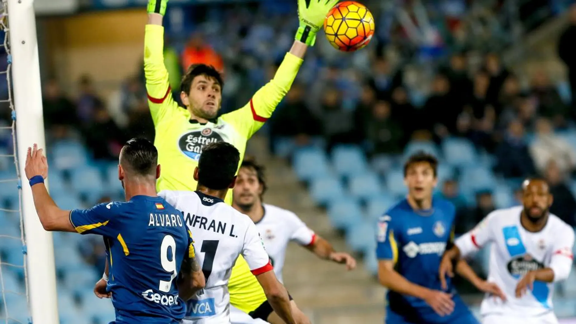 El portero argentino del Deportivo Germán Lux (2i, detrás) intenta atrapar el balón ante el delantero del Getafe Álvaro Vázquez