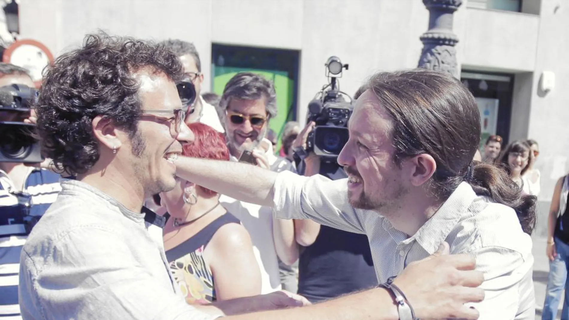 José María González, «Kichi», saluda a Pablo Iglesias en Cádiz