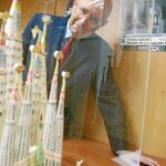 Joan Rigol mira una maqueta de la Sagrada Familia