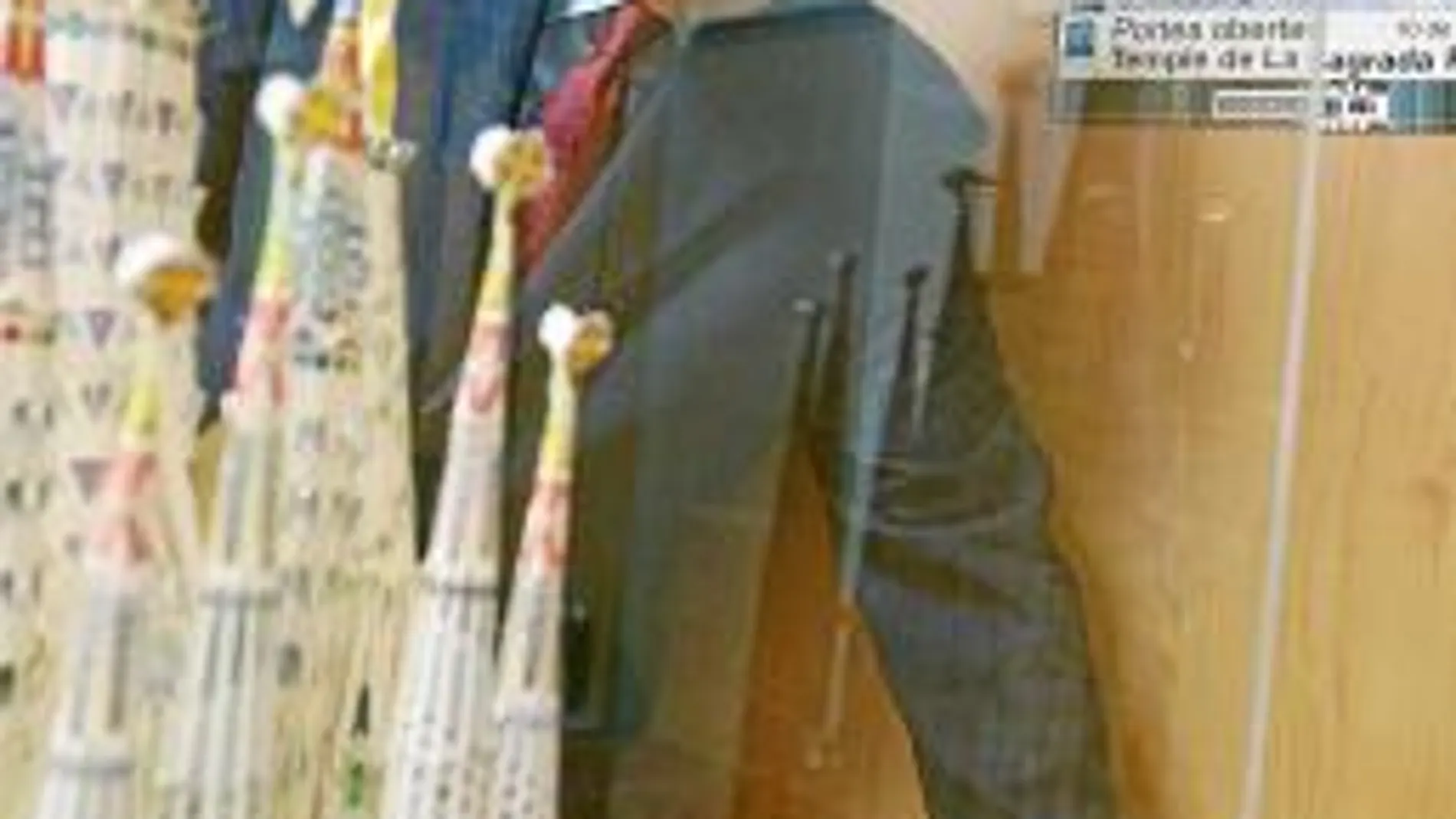 Joan Rigol mira una maqueta de la Sagrada Familia