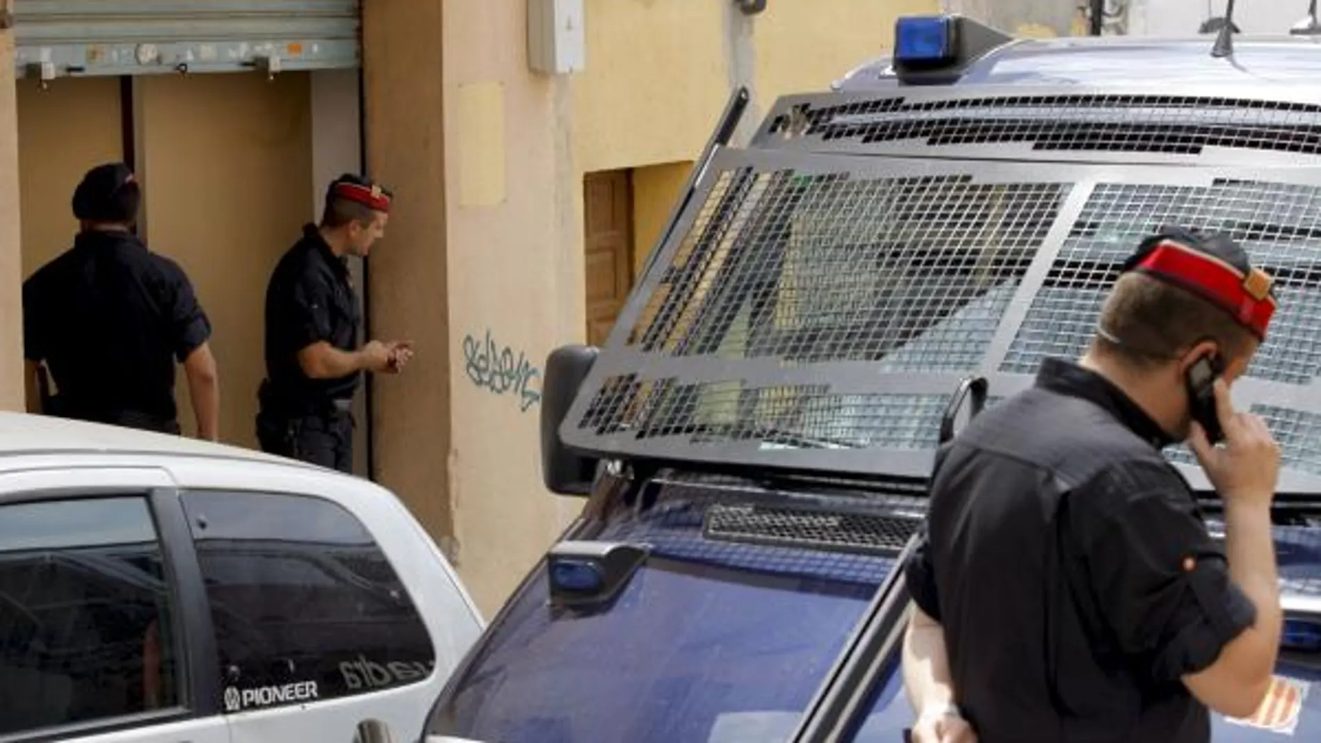 Una operación de 750 mossos contra talleres ilegales acaba con 30 detenidos