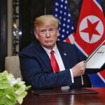 El presidente estadounidense, Donald J. Trump, muestra el documento rubricado. Foto: Efe