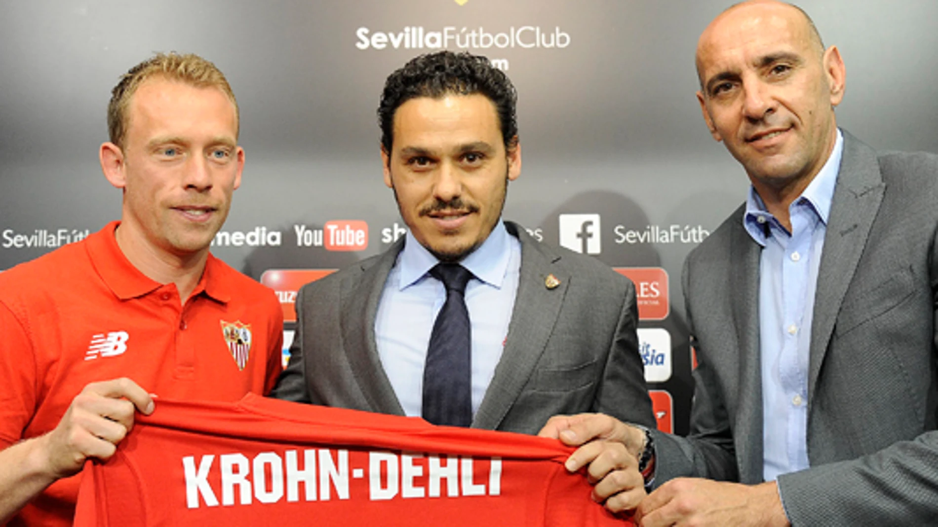 Michael Krohn-Dehli (izd), durante su presentación hoy como nuevo jugador del Sevilla