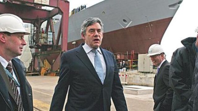 El primer ministro británico Gordon Brown, durante su visita ayer a un astillero en Glasgow