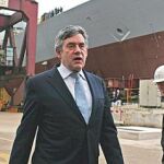 El primer ministro británico Gordon Brown, durante su visita ayer a un astillero en Glasgow