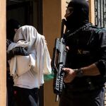 La Guardia Civil traslada a El Mostafa B.B., tras la operación en Mataró contra una célula yihadista el pasado miércoles