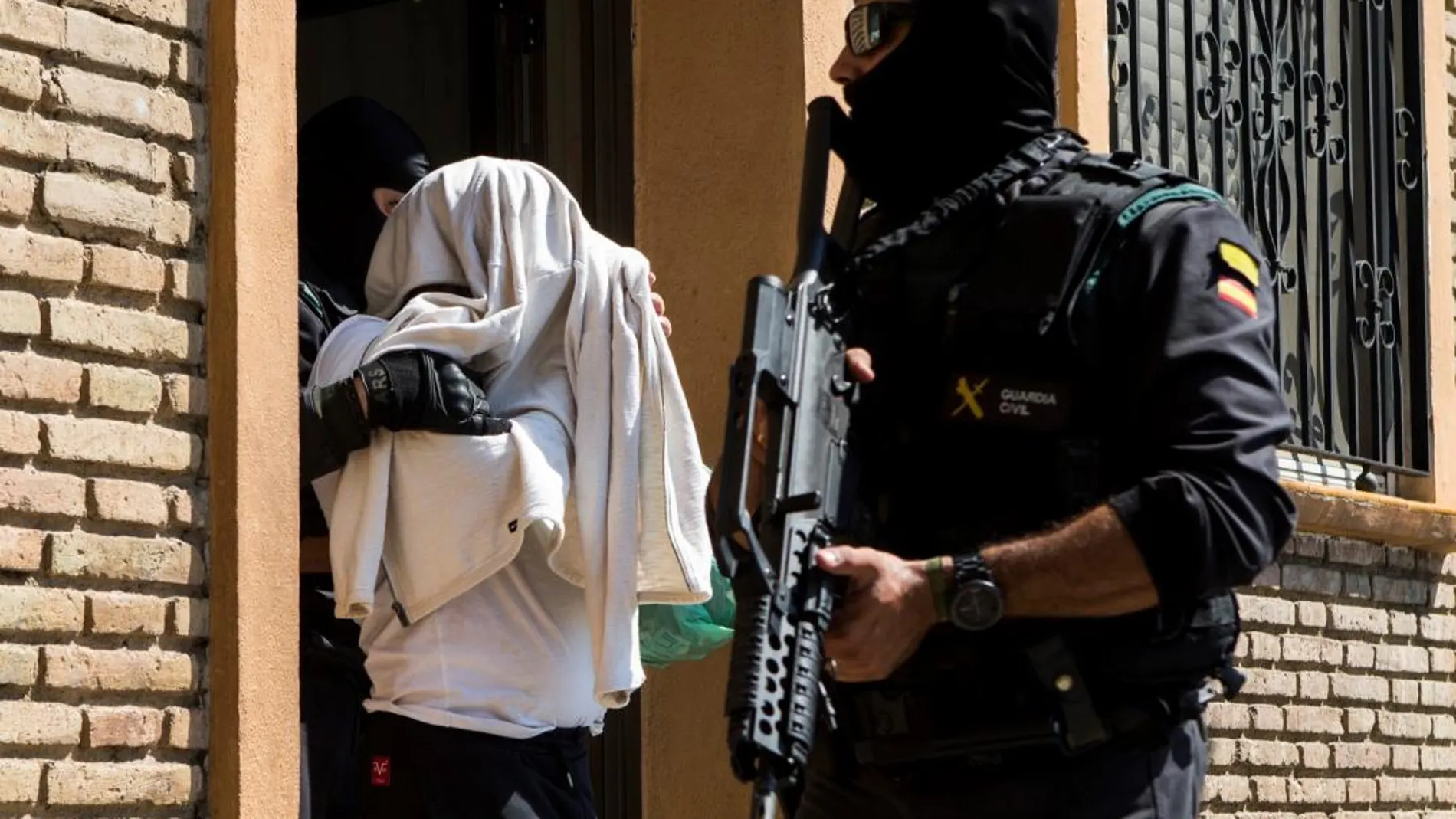 La Guardia Civil traslada a El Mostafa B.B., tras la operación en Mataró contra una célula yihadista el pasado miércoles
